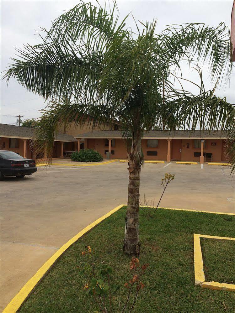 Village Inn Cotulla Exterior foto